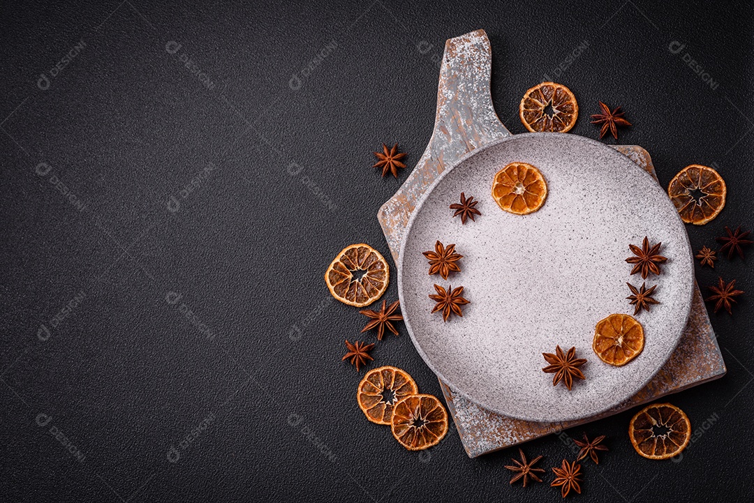 Placa cerâmica redonda vazia sobre um fundo de textura leve. Utensílios de cozinha