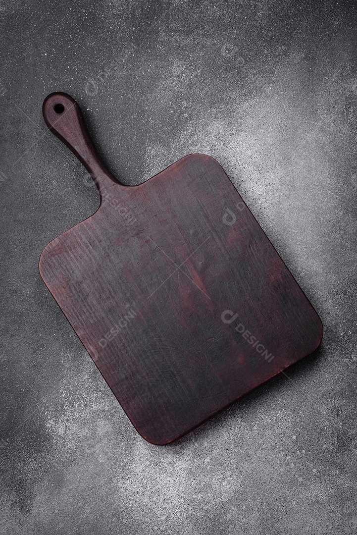 Tábua de corte de madeira vazia sobre um fundo de textura leve. Utensílios de cozinha