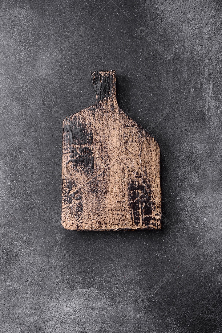 Tábua de corte de madeira vazia sobre um fundo de textura leve. Utensílios de cozinha