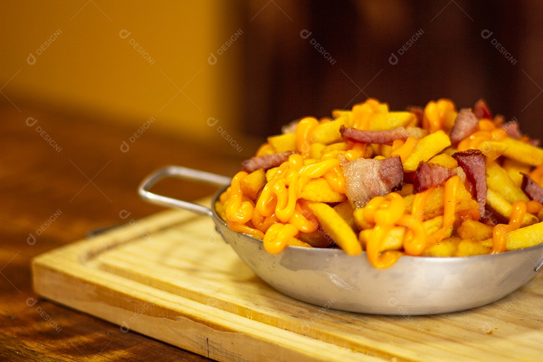 Porção de batatas fritas com bacon e cheddar