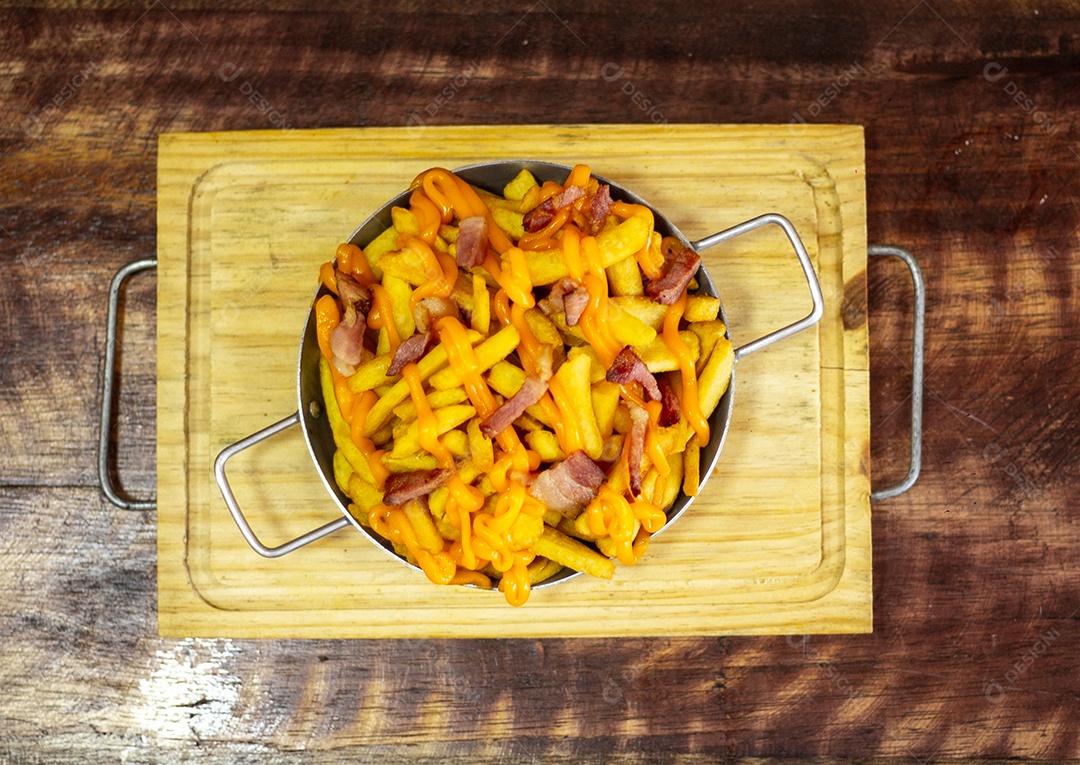 Porção de batatas fritas com bacon e cheddar