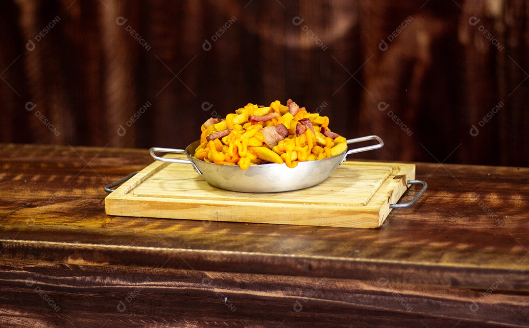 Tábua de madeira com porção de batatas deeliciosa