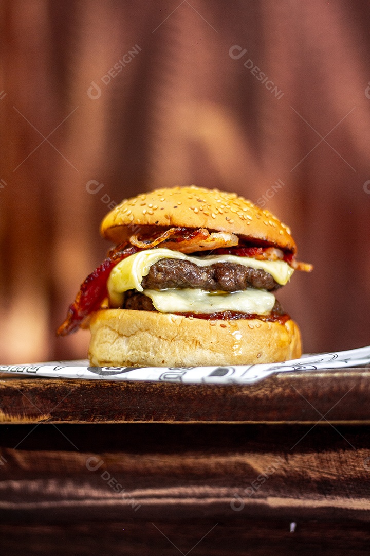Hamburguer bem recheado carne e bacon delicioso