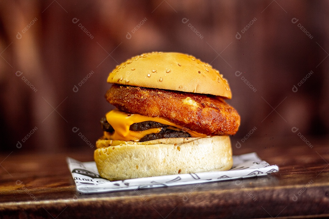 Hamburguer com muito queijo e carne