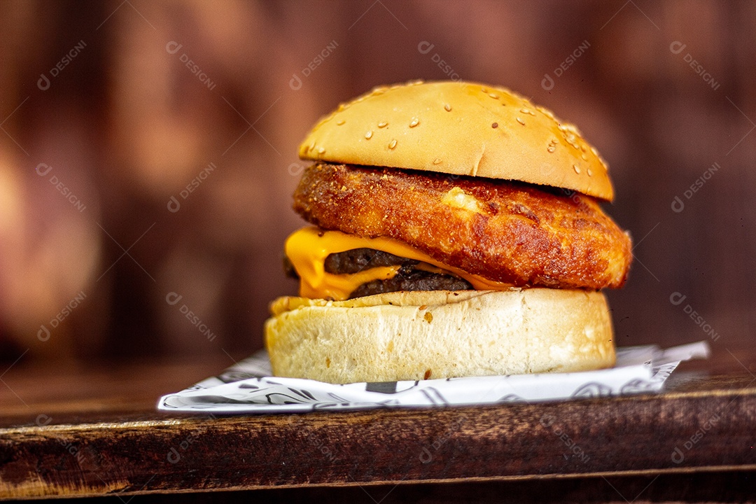 Delicioso hamburguer sobre tábua de madeira