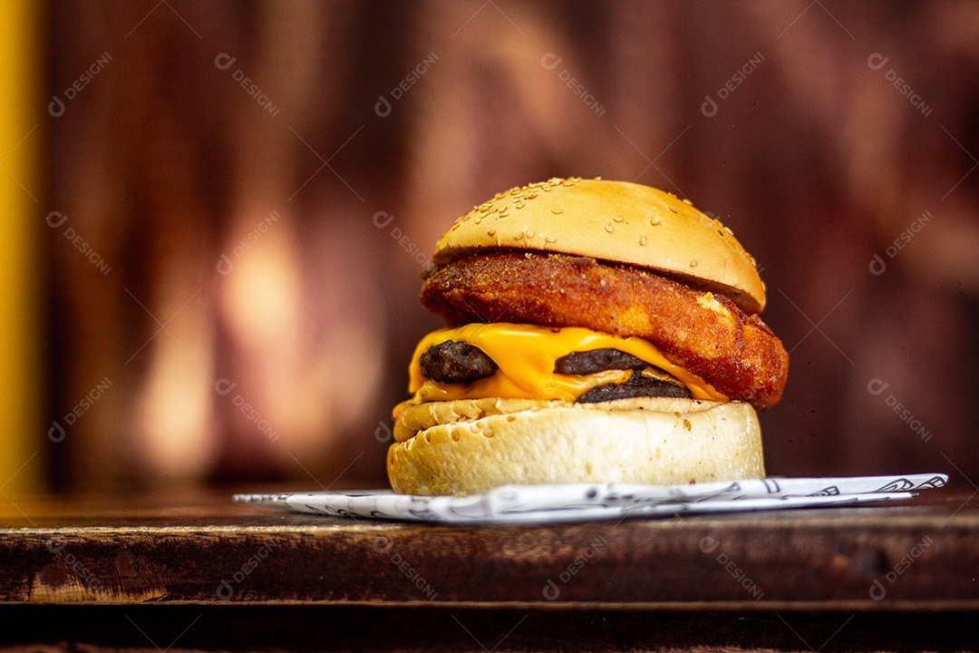 Hamburguer delicioso com carne empanada e cheddar