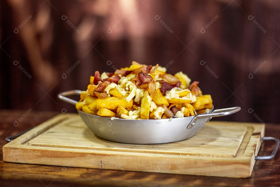 Porção de batatas fritas com bacon e cheddar