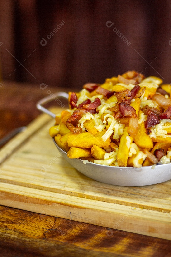 Porção de batatas fritas com bacon e cheddar