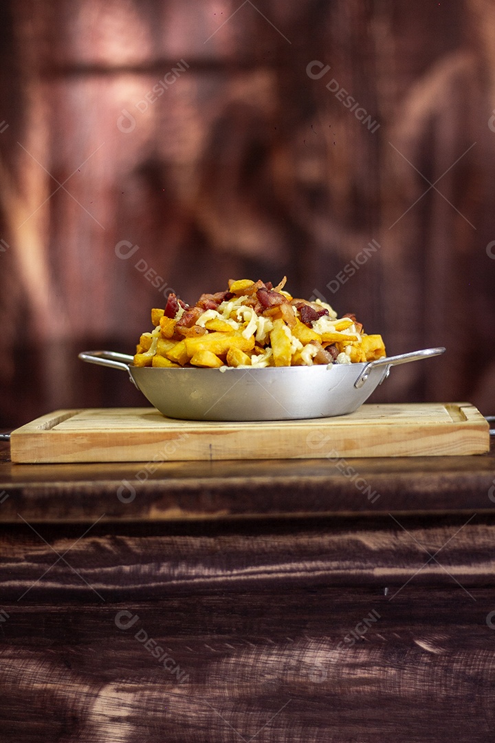Panelinha rústica com porção de batatas fritas bacon e cheddar