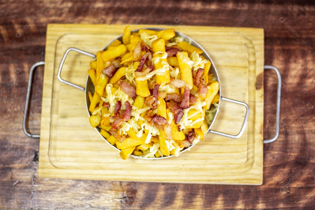 Tábua de madeira com porção de batata frita deliciosa