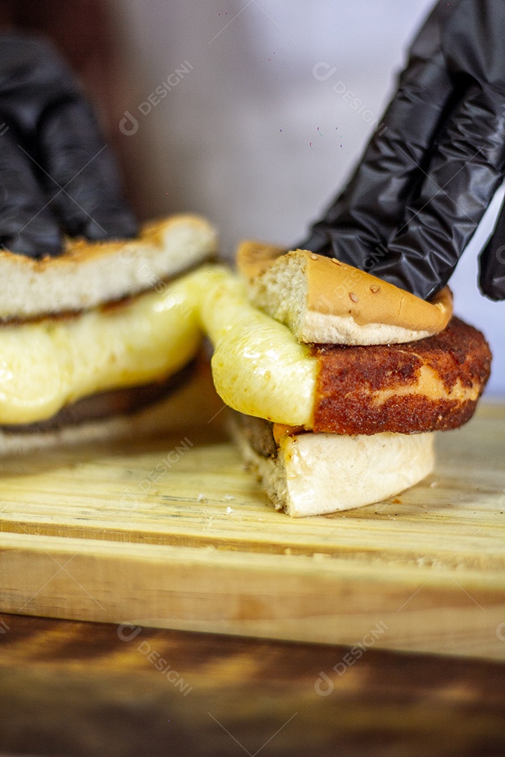 Hamburguer com muito queijo e carne partido ao meio