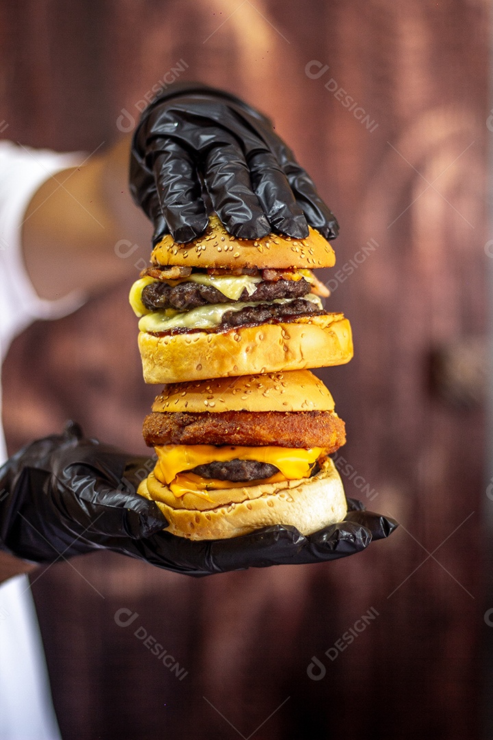 Dois hamburgueres bem recheados