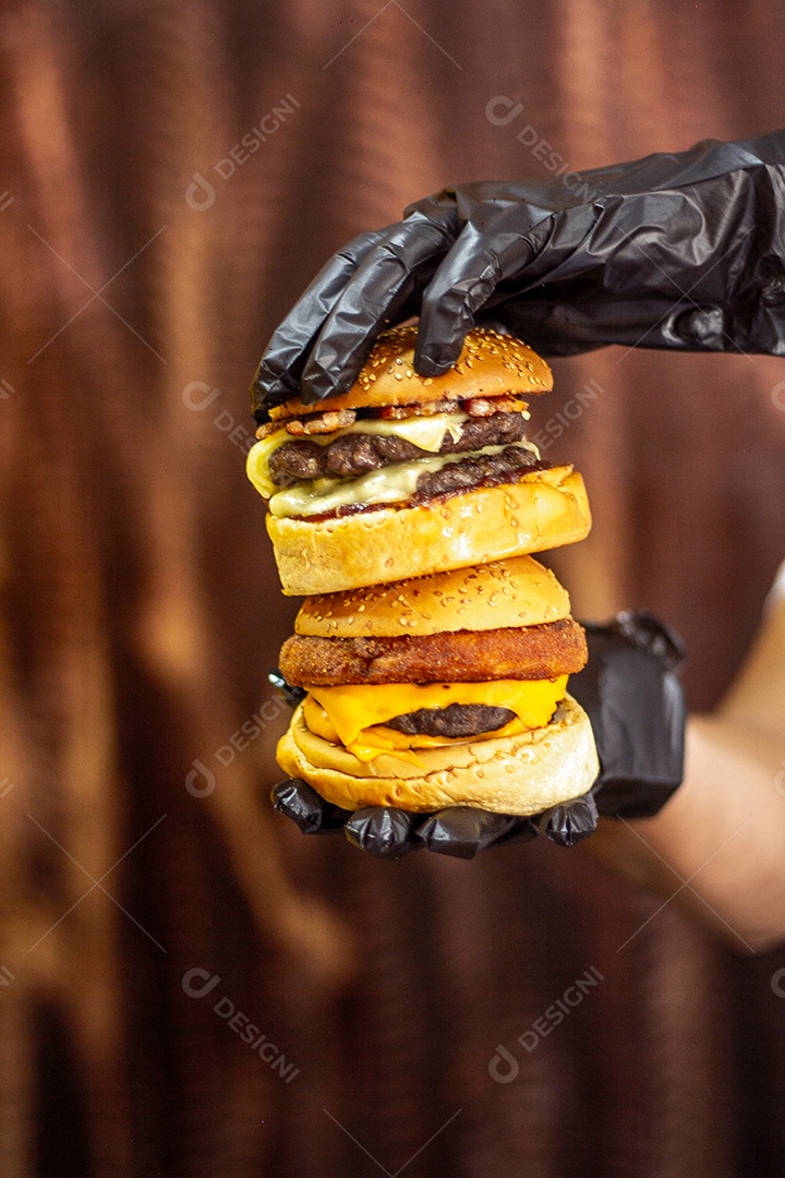 Dois hamburgueres deliciosos e grandes