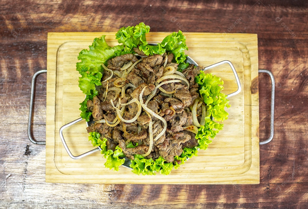 Vista superior de carne acebolada deliciosa