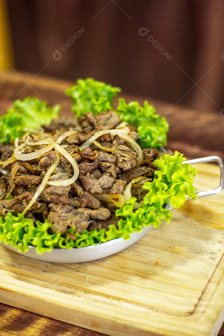 Deliciosa porção de carne acebolada com alface