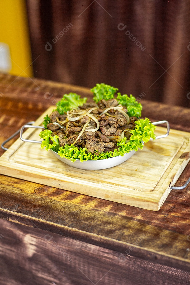 Deliciosa porção de carne acebolada com alface