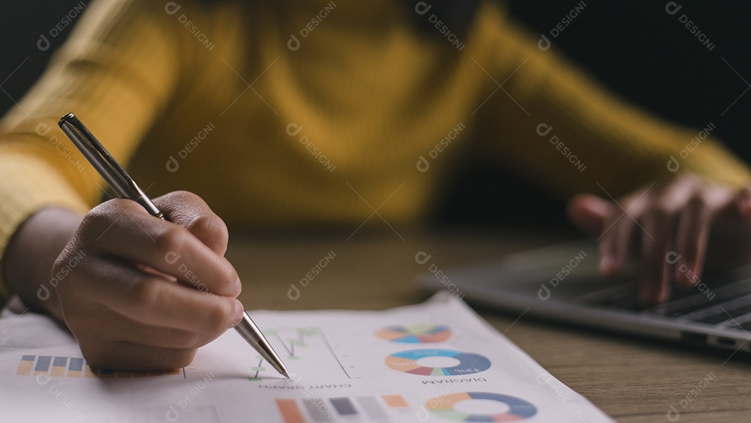 Mulher empresária trabalhando no laptop