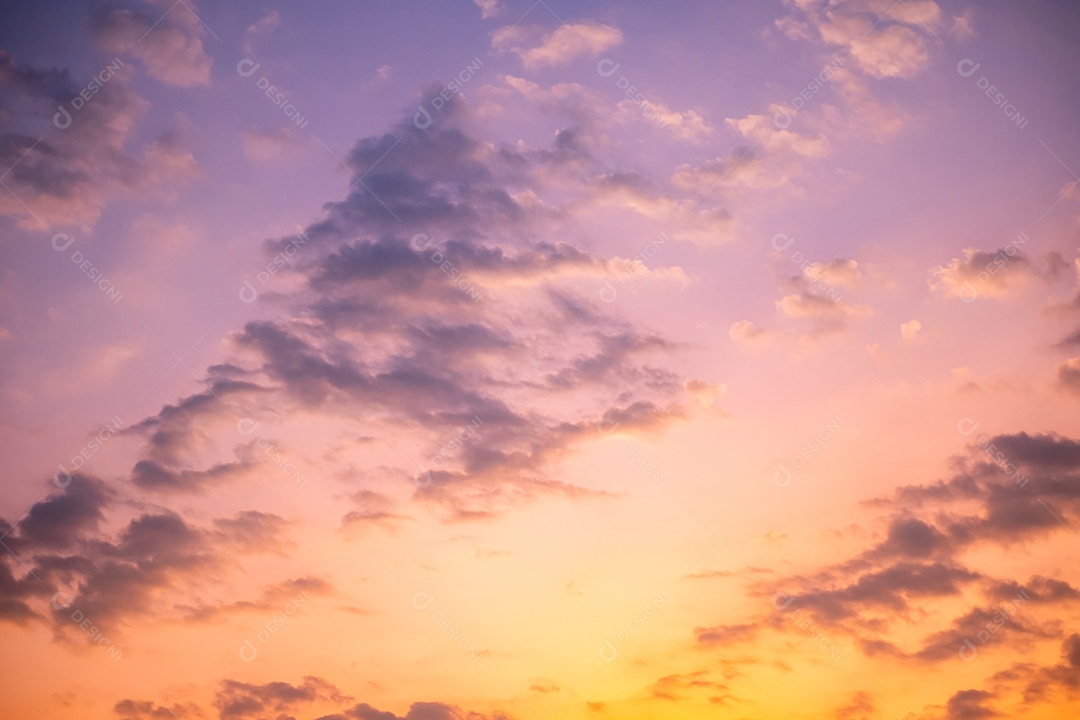 Céu colorido amarelo azul e roxo