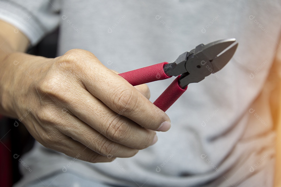 Mecânico segura alicate de corte com cabo vermelho