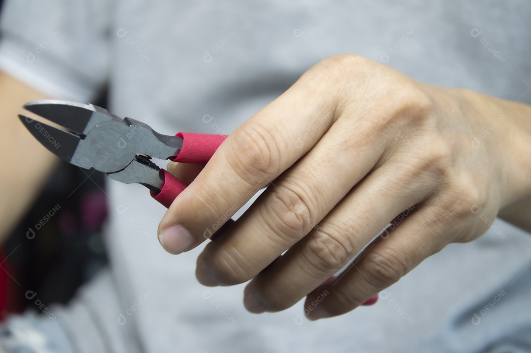 Mecânico segura alicate de corte com cabo vermelho
