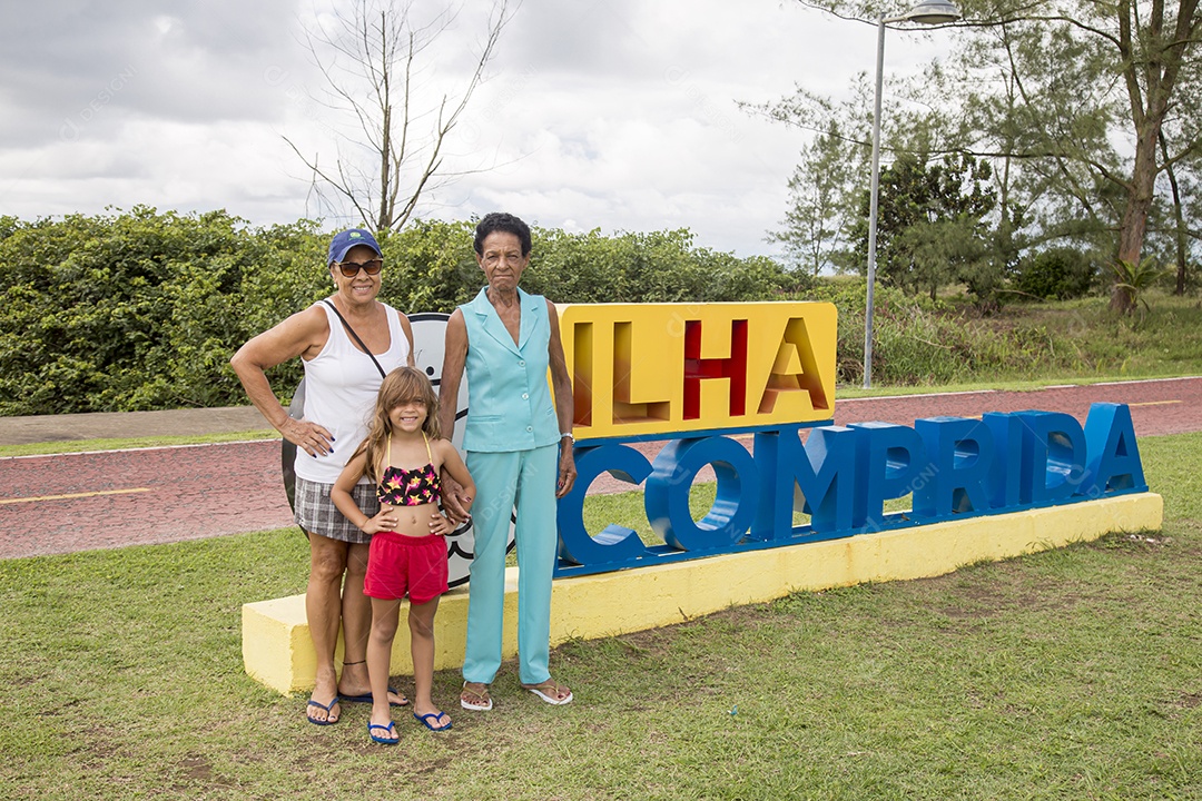 Família de turistas visitando cidade