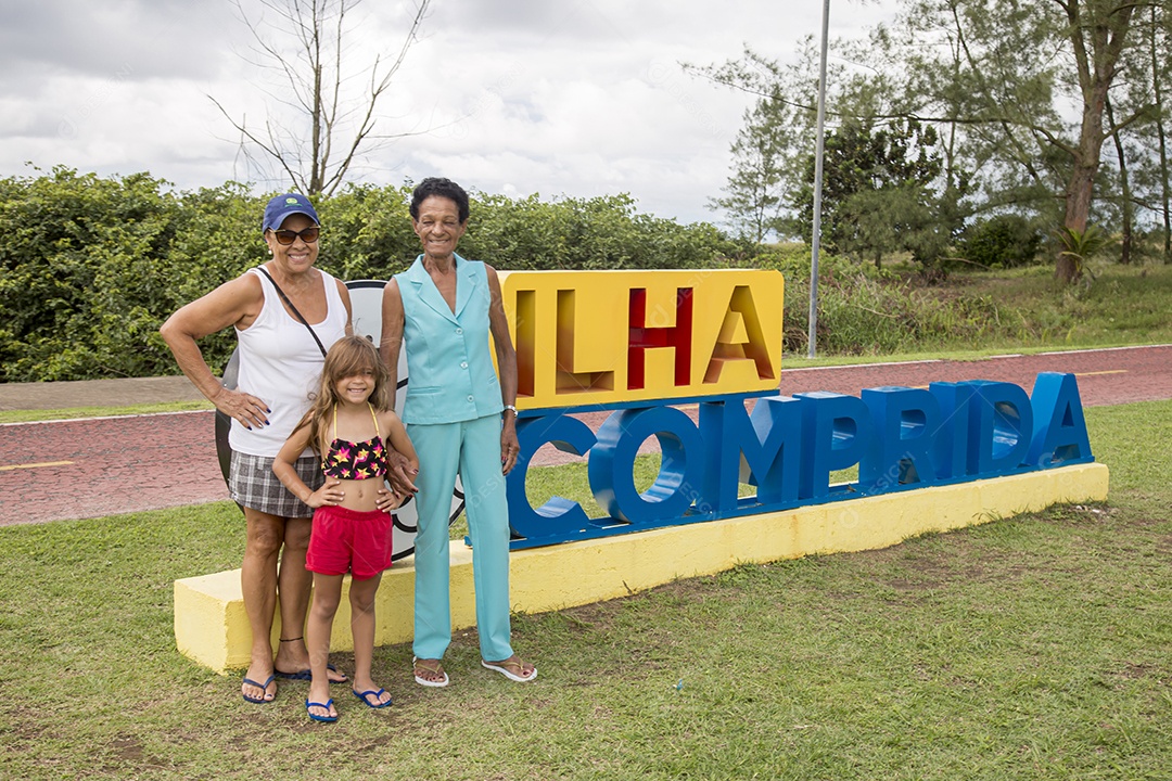 Família de turistas visitando cidade