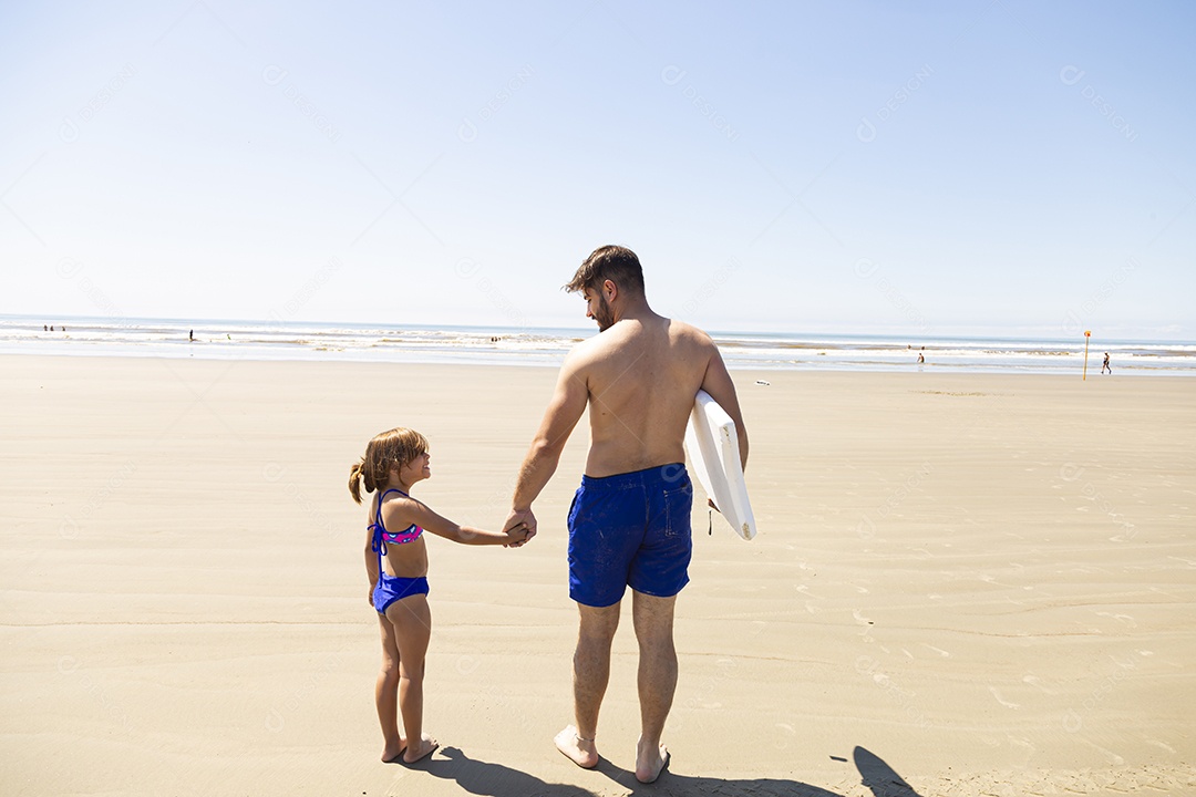 Pai ao lado de sua filha curtindo verão sobre uma praia