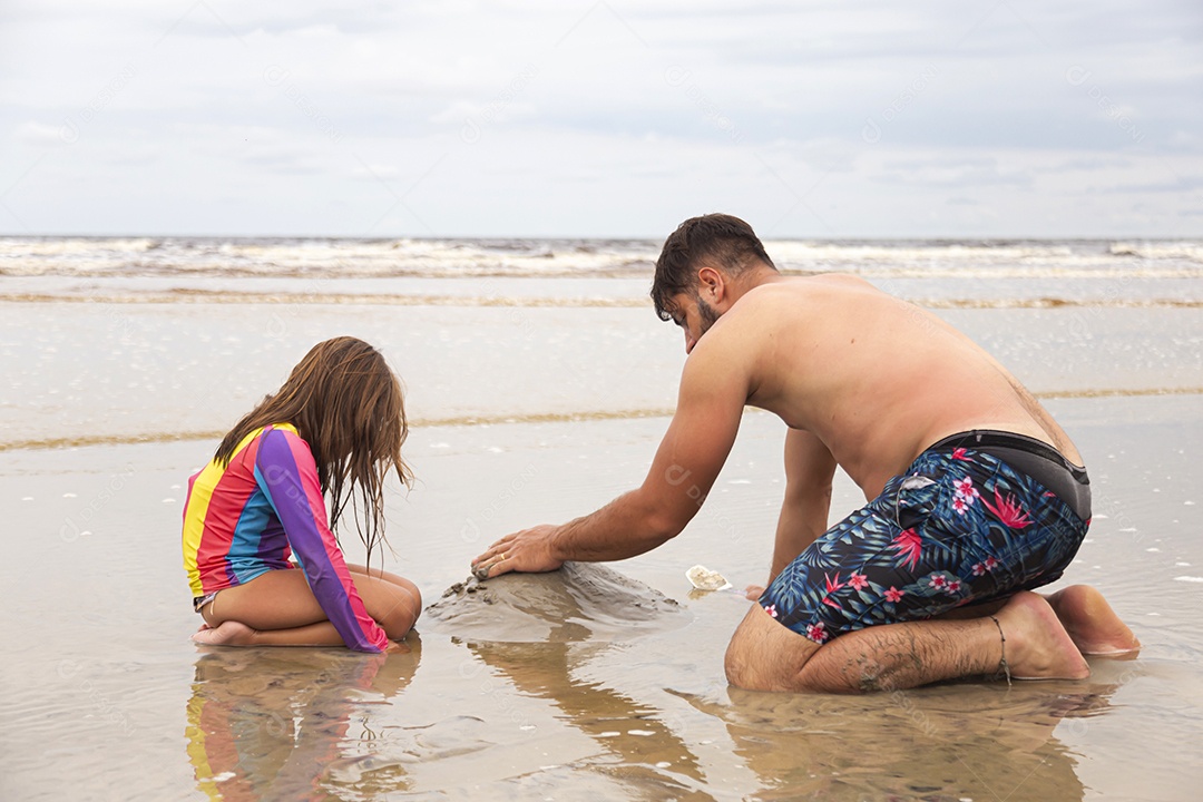 Linda garotinha sobre uma praia