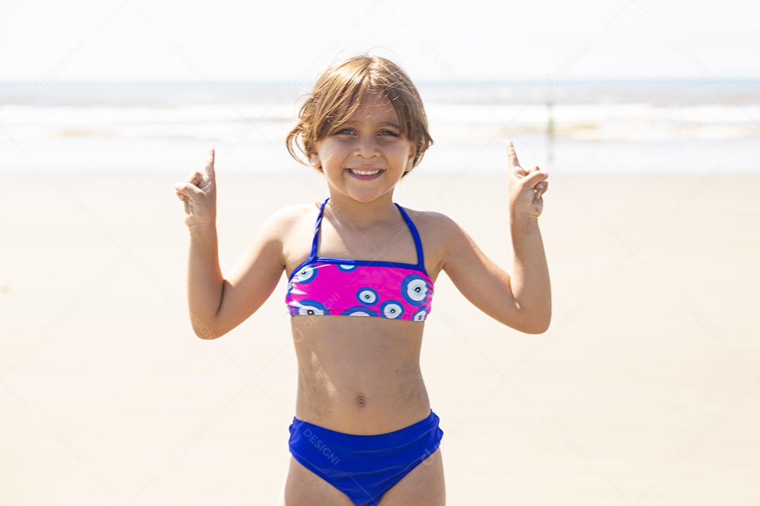 Linda garotinha sobre uma praia