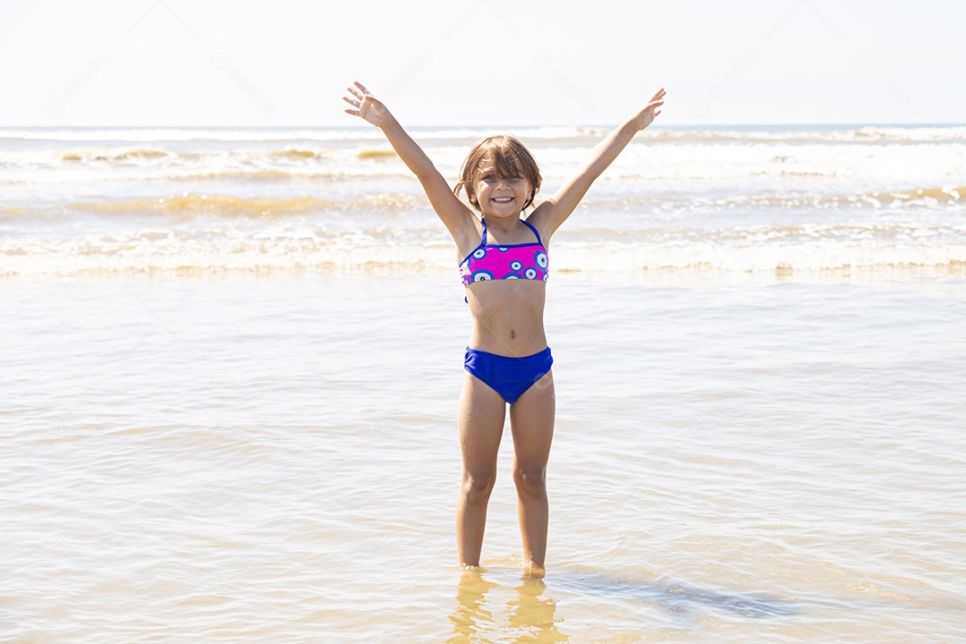 Linda garotinha sobre uma praia