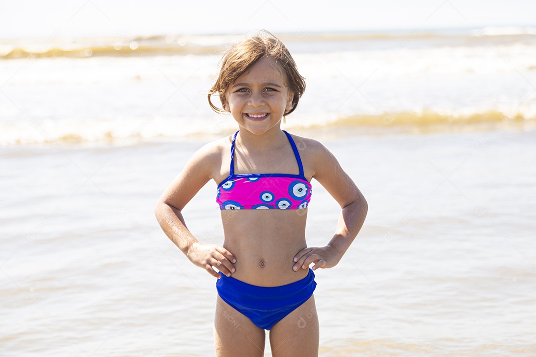 Linda garotinha sobre uma praia