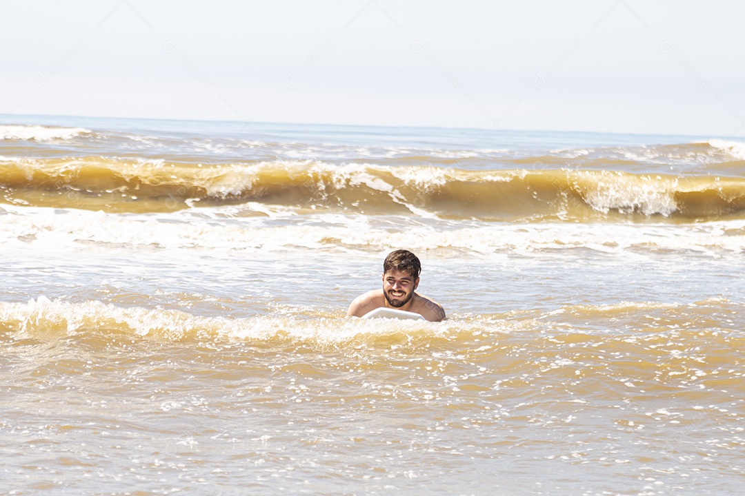 Homem jovem sobre praia curtindo verão