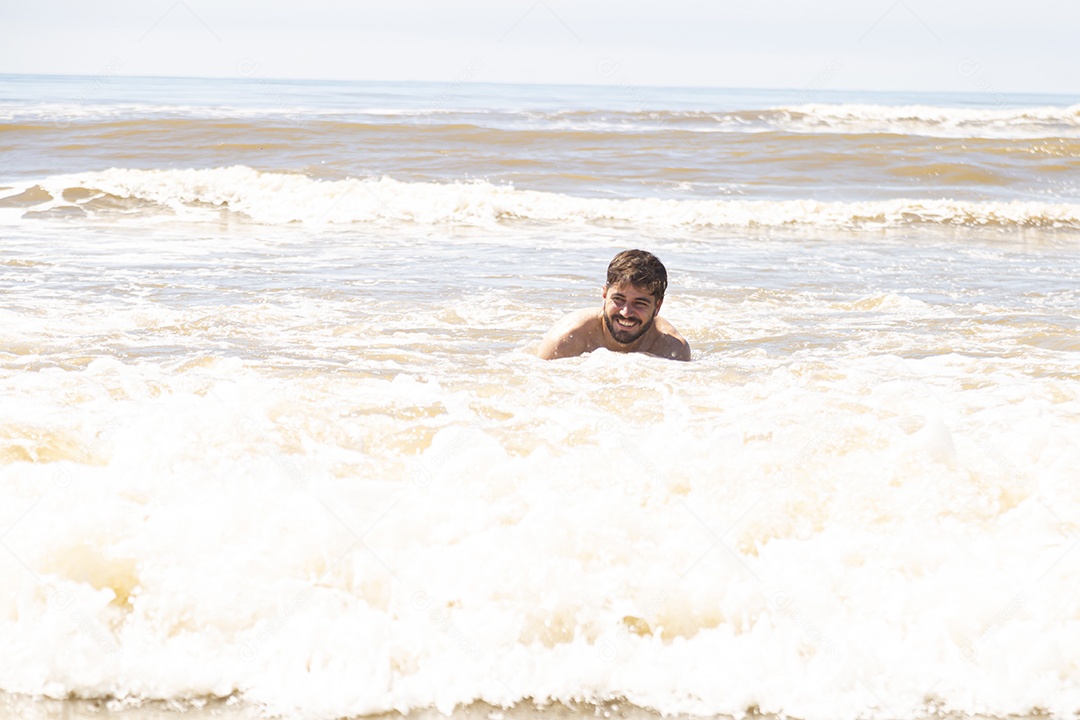 Homem jovem sobre praia curtindo verão