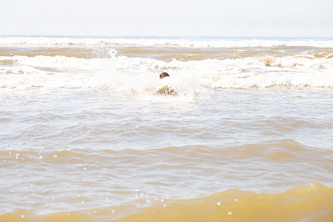 Homem jovem sobre praia curtindo verão