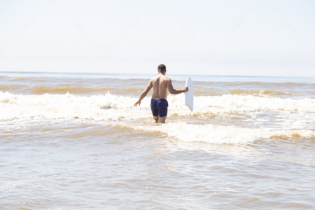 Homem jovem sobre praia curtindo verão