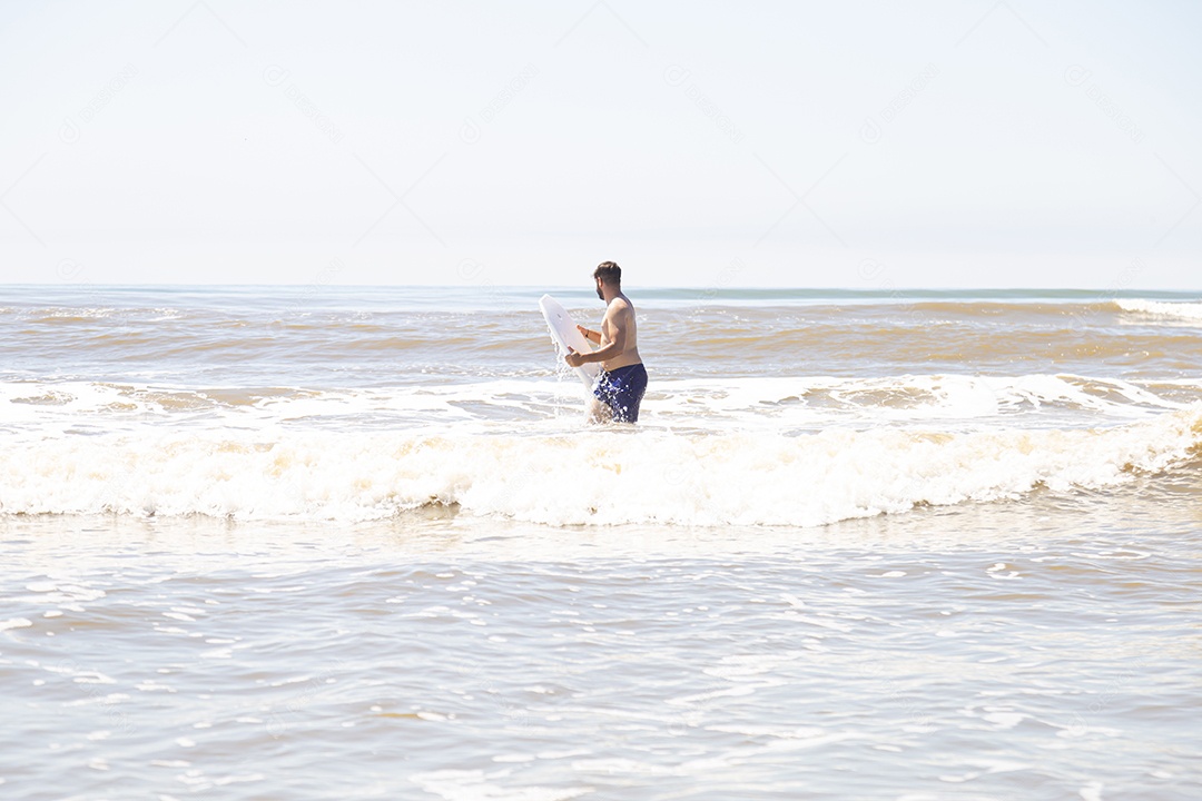 Homem jovem sobre praia curtindo verão