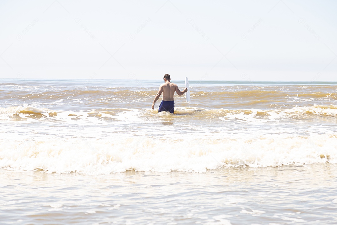 Homem jovem sobre praia curtindo verão