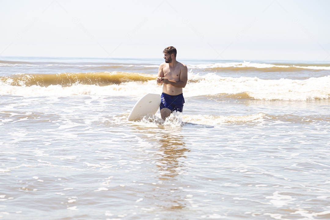 Homem jovem sobre praia curtindo verão