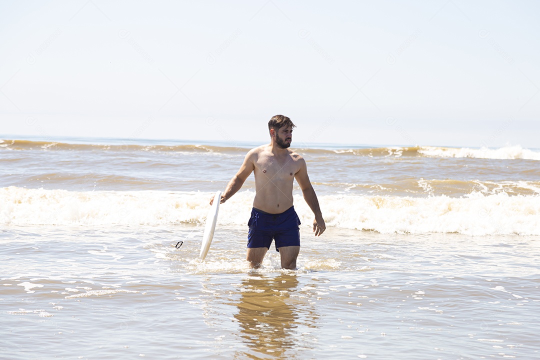Homem jovem sobre praia curtindo verão