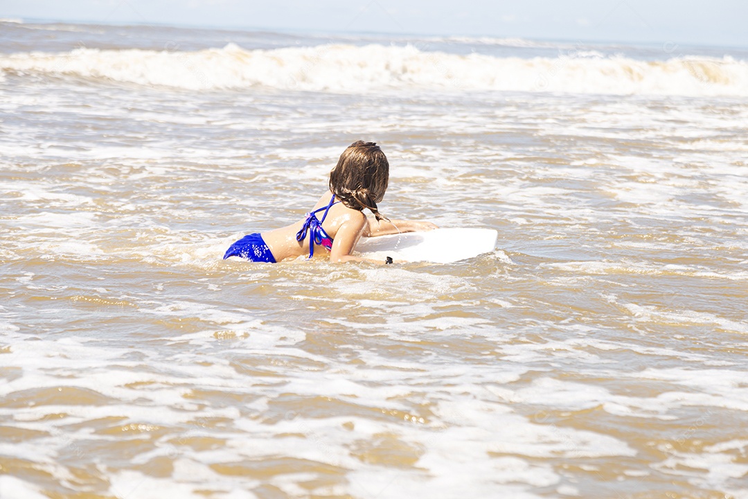 Linda garotinha sobre uma praia
