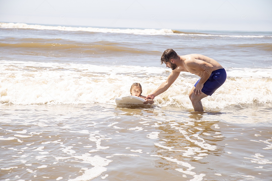 Pai ao lado de sua filha