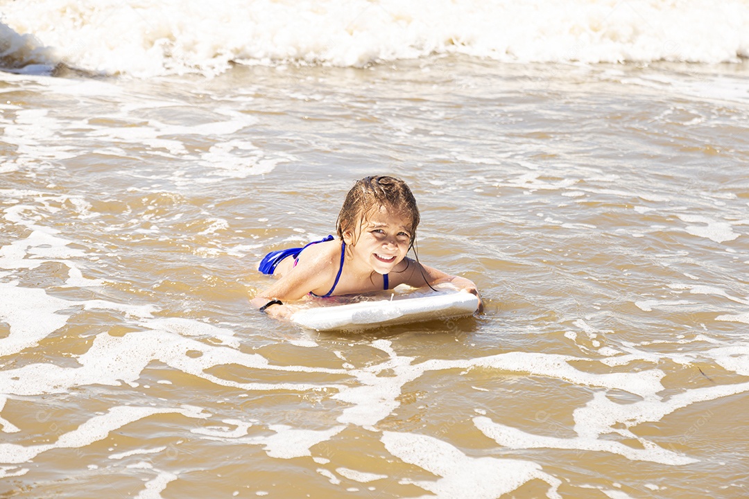 Linda garotinha sobre uma praia