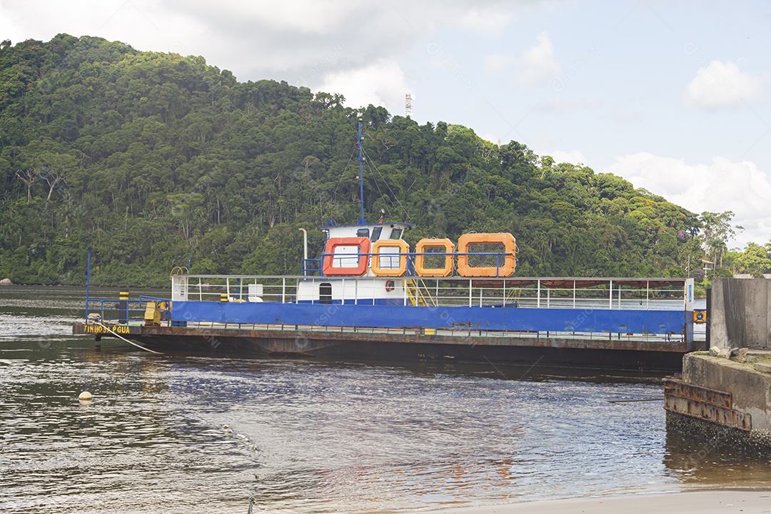 Pessoas sobre uma balsa