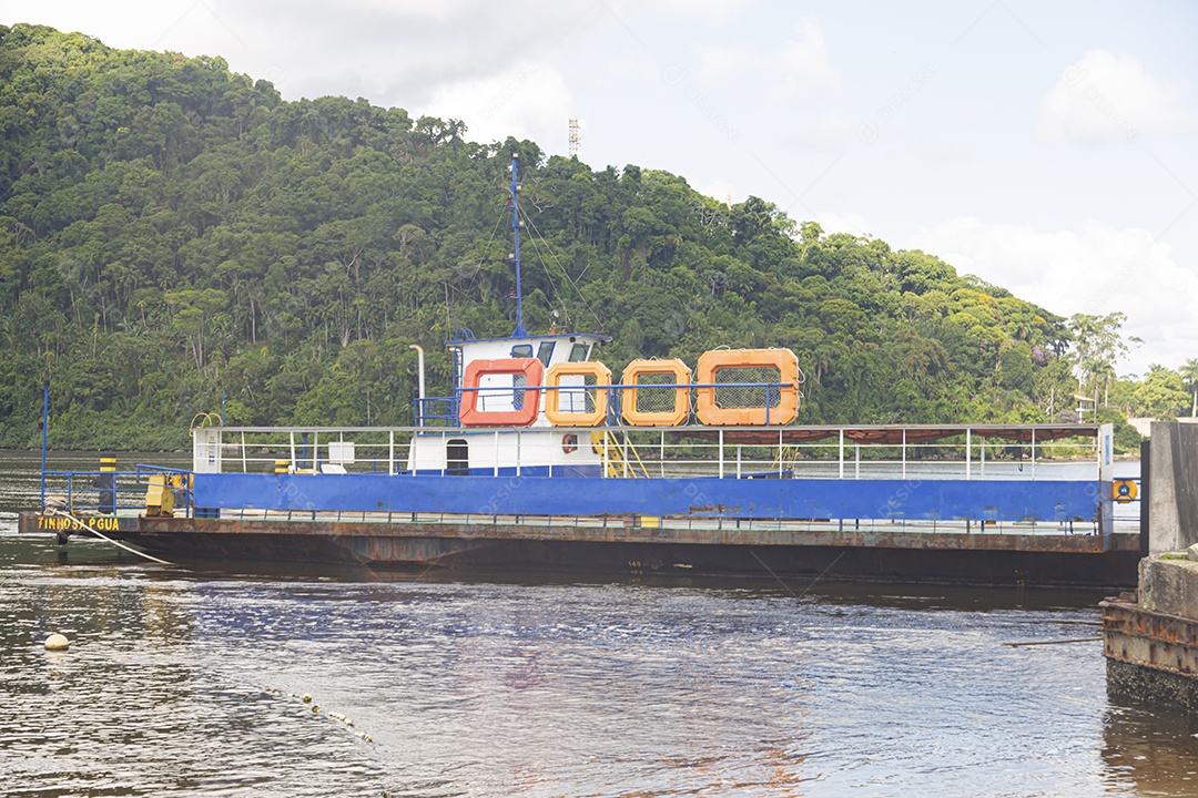 Cidade sobre beira rio