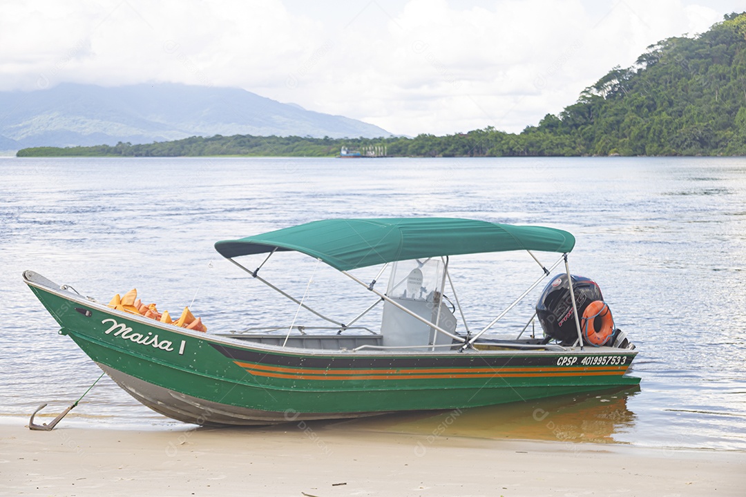Cidade sobre beira rio