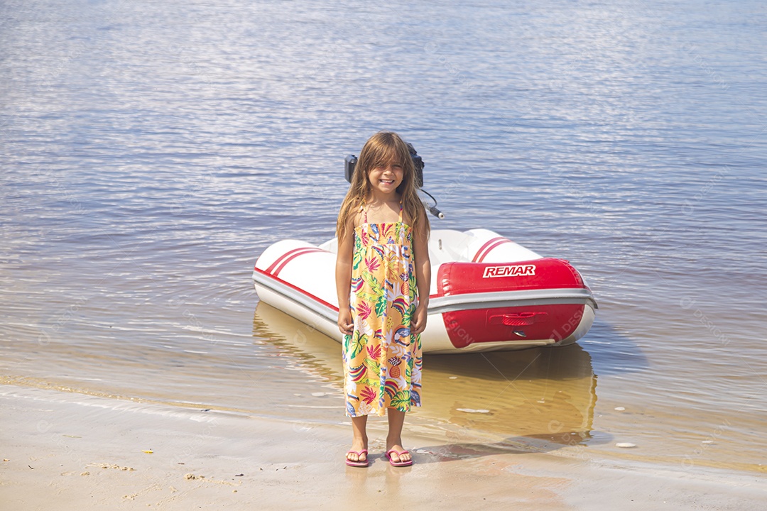 Linda garotinha sobre uma praia