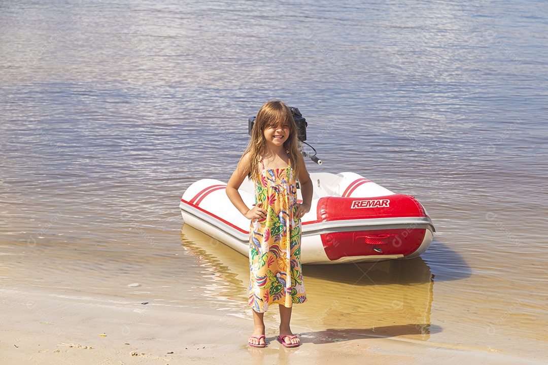 Linda garotinha sobre uma praia