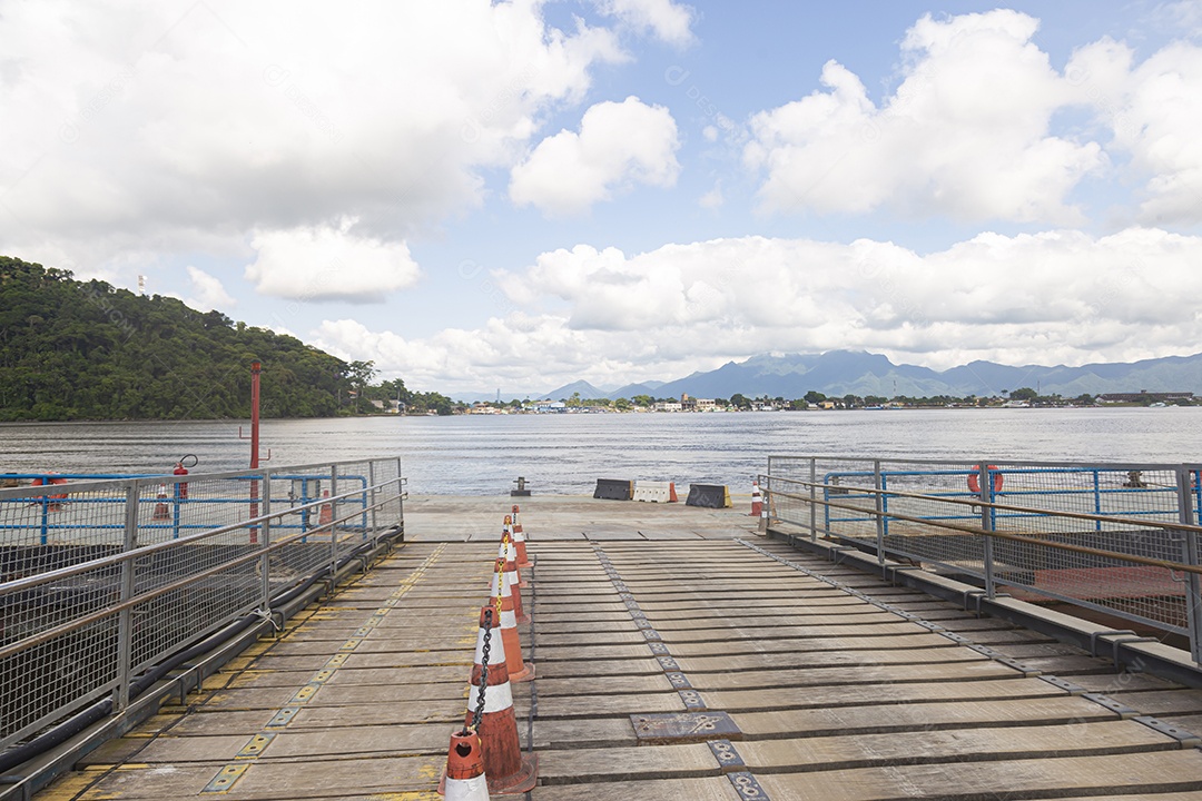Cidade sobre beira rio