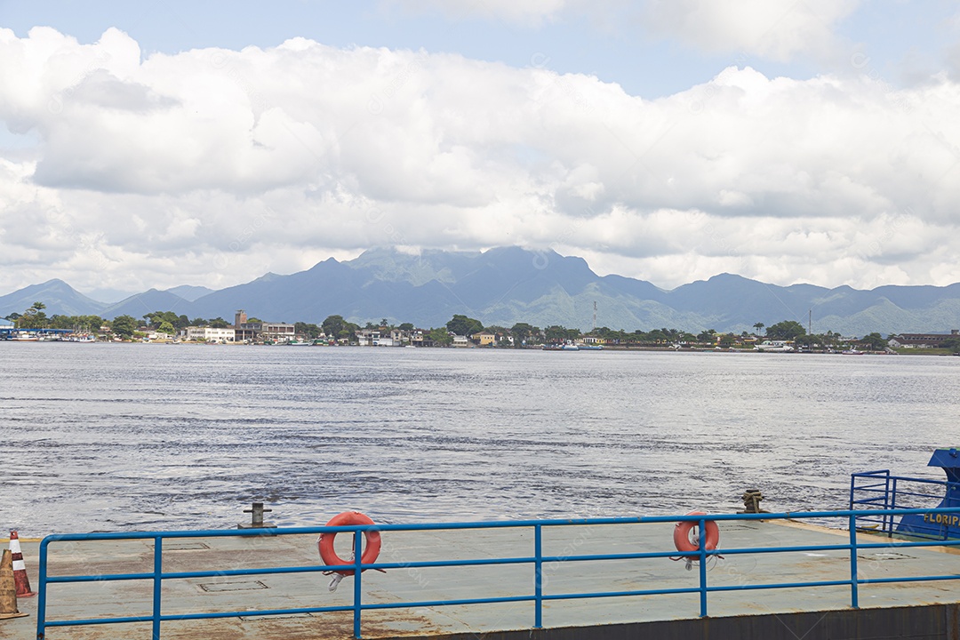 Balsa sobre beira cidade