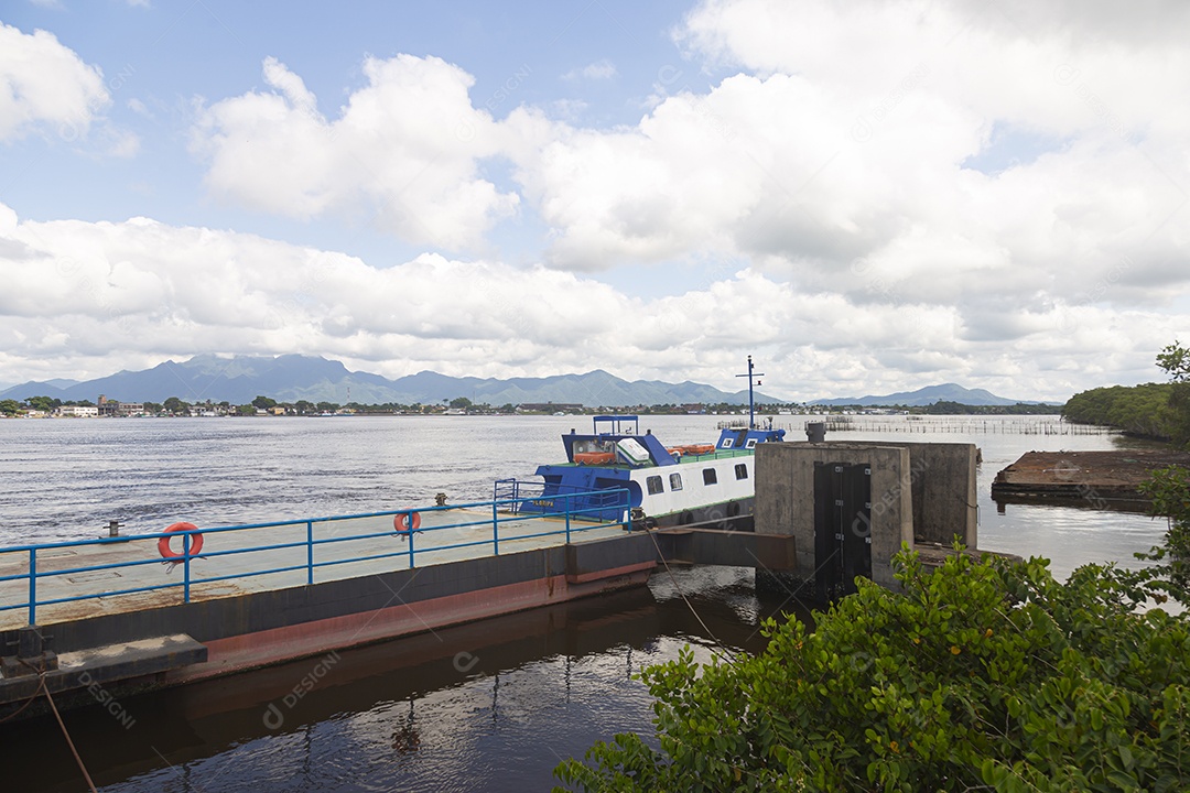 Cidade sobre beira rio